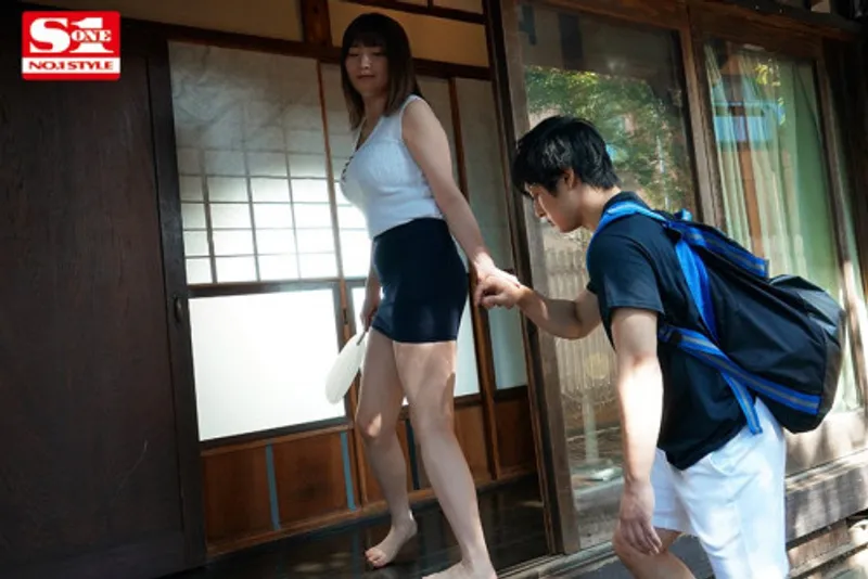 Anh chàng dam dang dương vật khi nhìn trộm em họ vụng trộm với chồng