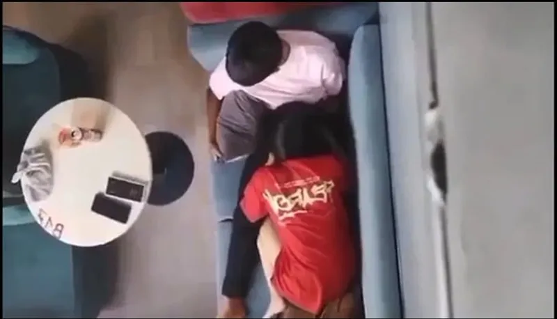 Quay lén nhân tình bú bú cho em ghệ nơi công cộng