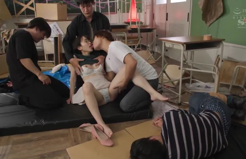 Giúp đỡ cậu em gái bị bắt nạt, nữ sinh dính vào đám côn đồ biến thái