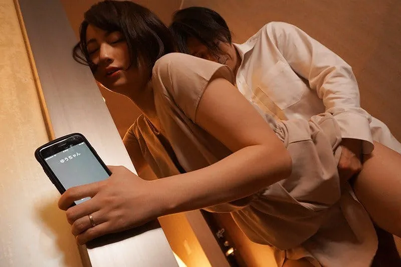 Người vợ đi họp lớp rồi xoạc với nyc mặc cho chồng ở nhà chờ