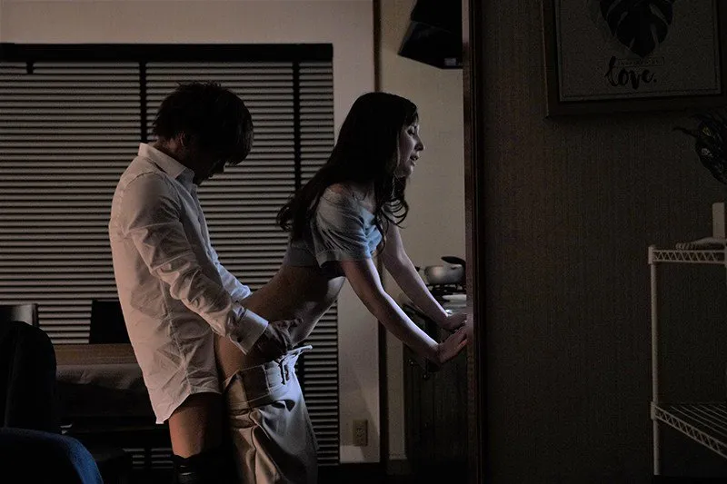 Cấp trên đi bàn việc làm ăn, cậu nhân viên đến nhà làm tình vợ yêu ông ấy