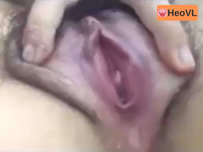 Cô bạn gái show cận cảnh âm đạo đang thở